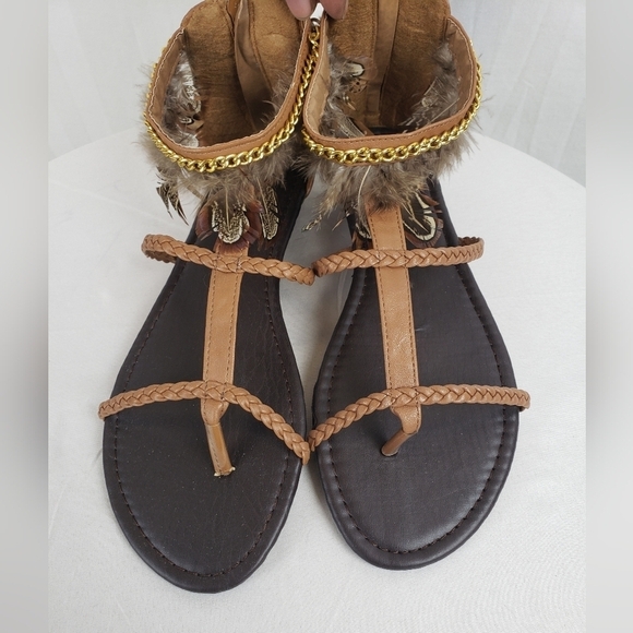 NWB Pierre Dumas Brown Faux Leather Sandals With Inbedded Feathers Sz 10 - Picture 1 of 10